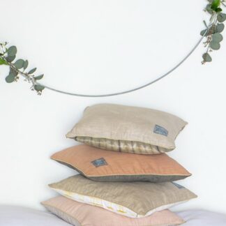 La broderie de Cilaos. La housse de coussin carrée