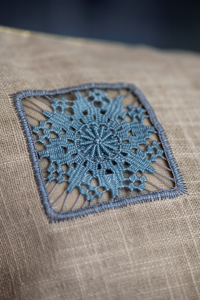 La broderie de Cilaos. La housse de coussin carrée – Image 20
