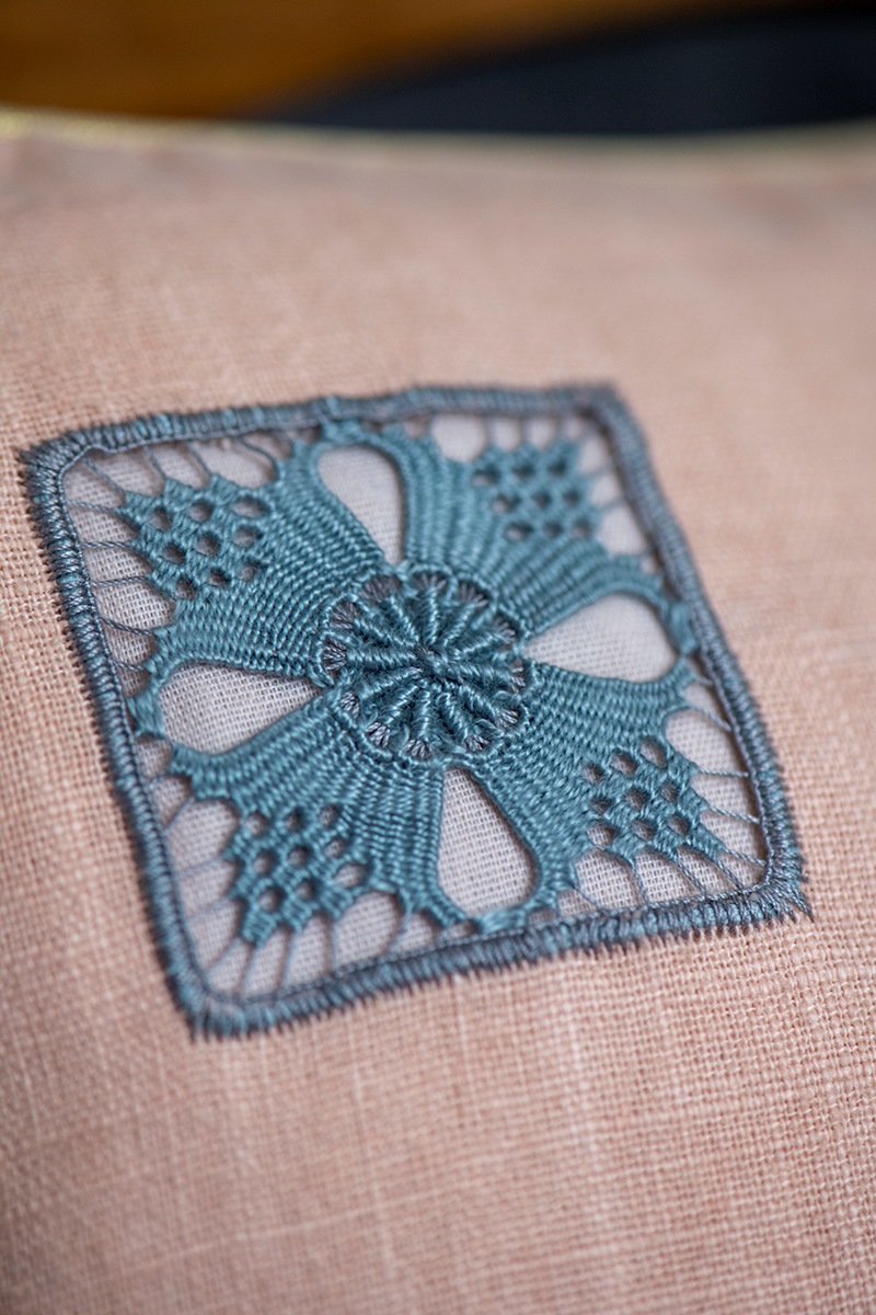 La broderie de Cilaos. La housse de coussin carrée – Image 17