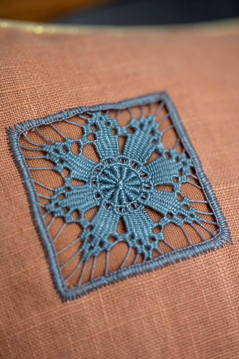 La broderie de Cilaos. La housse de coussin carrée – Image 18