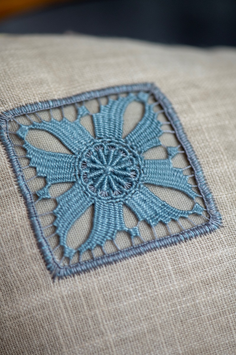 La broderie de Cilaos. La housse de coussin carrée – Image 19